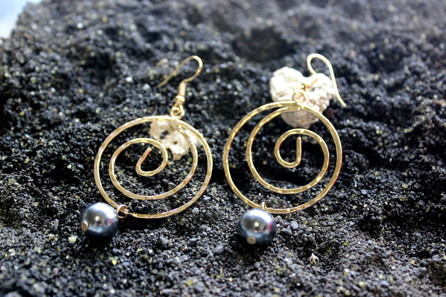 Piko Hoops: Hamilton Gold Earring with  Shell Pearls