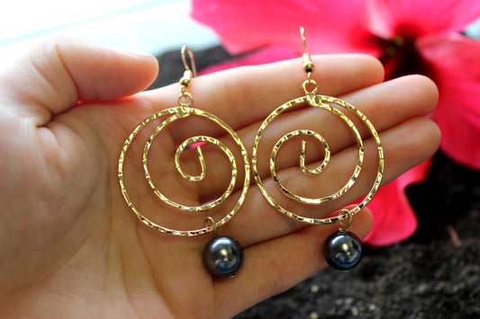 Piko Hoops: Hamilton Gold Earring with  Shell Pearls