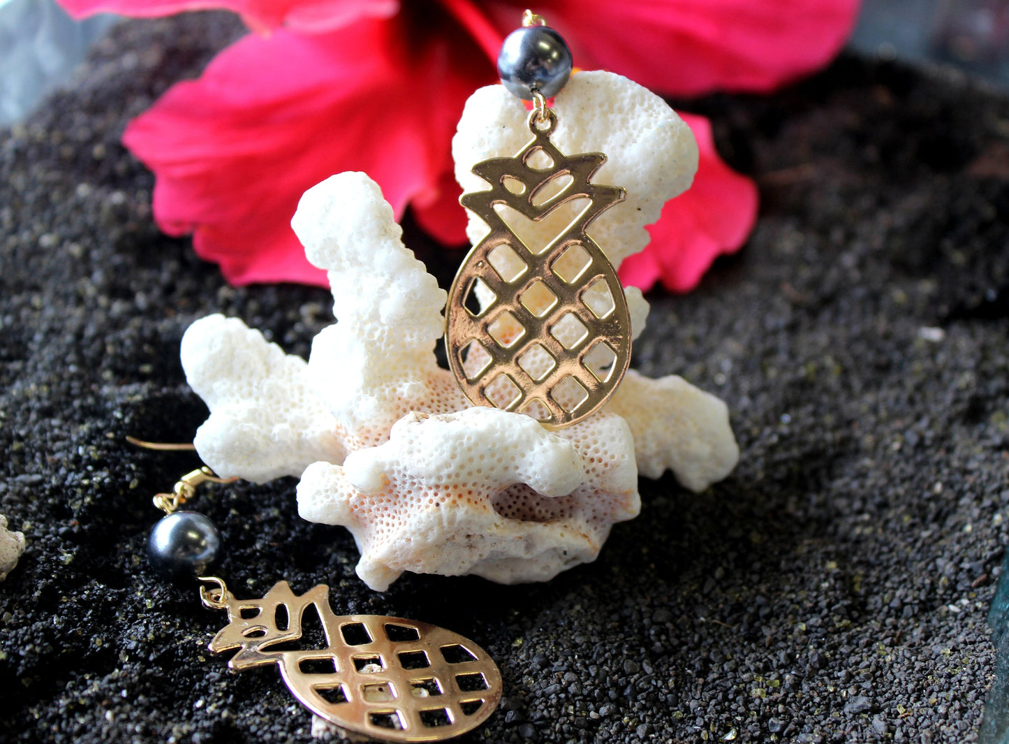 Large Pineapple: Hamilton Gold Earring with  Shell Pearls