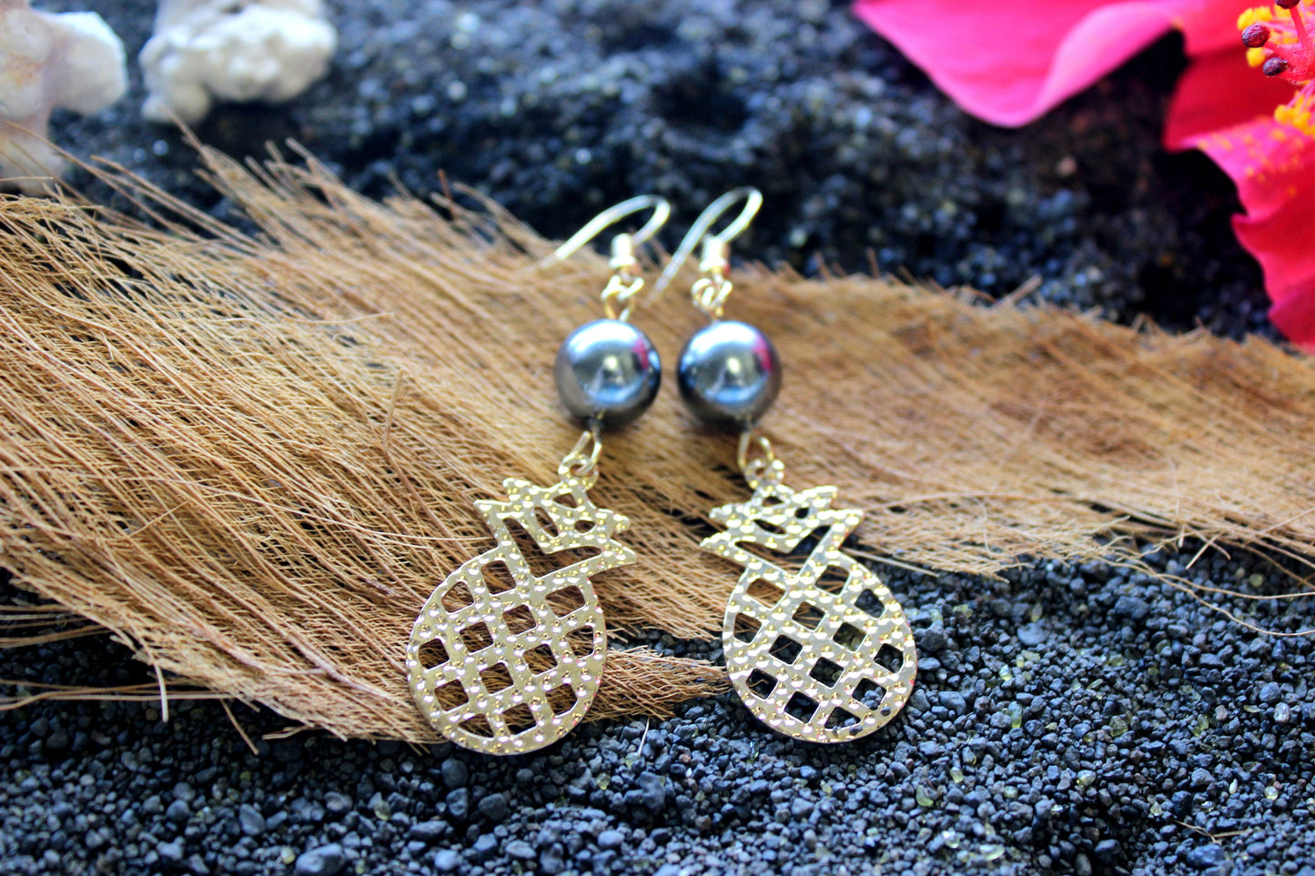 Small Pineapple: Hamilton Gold Earring with  Shell Pearls