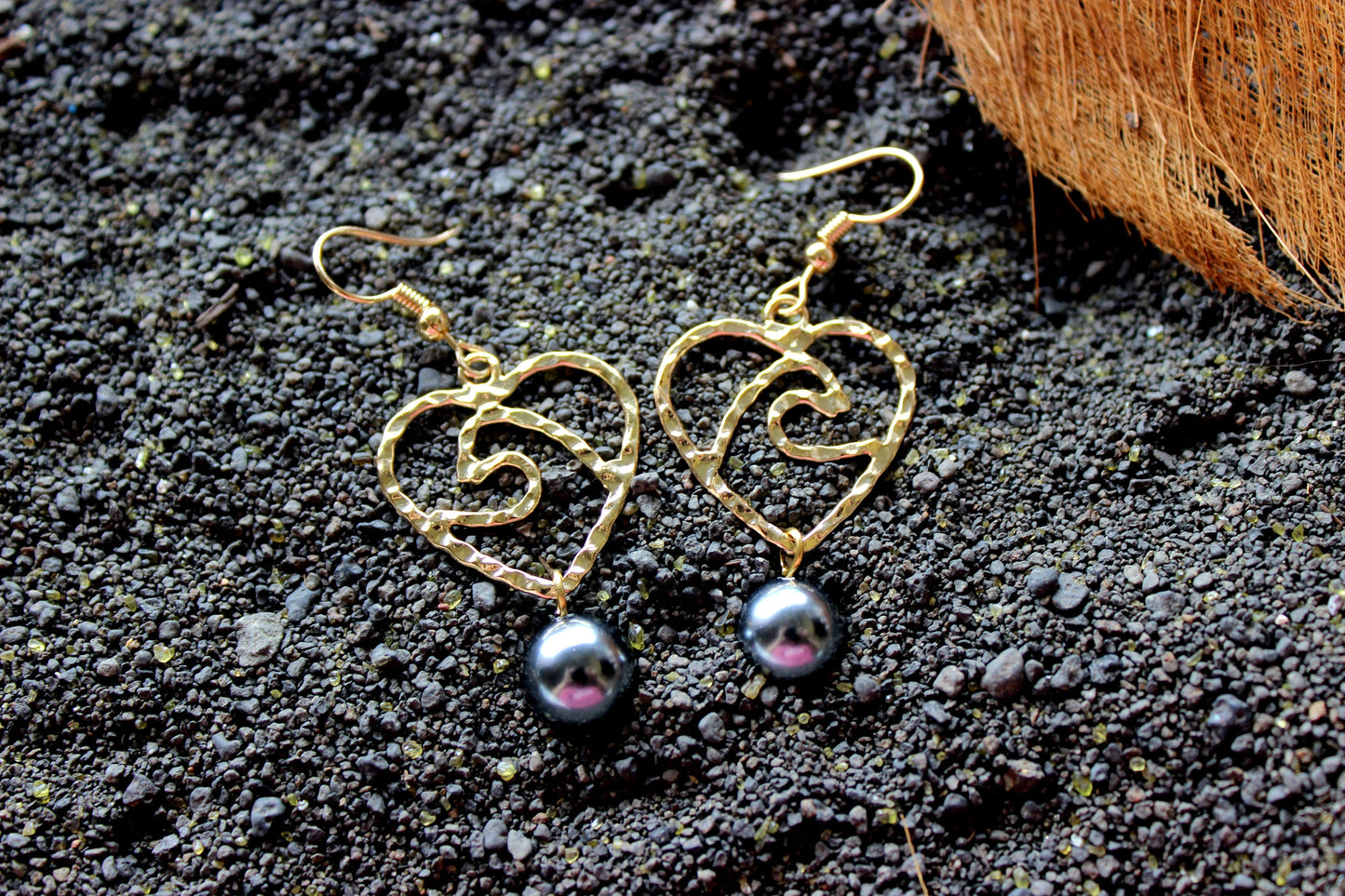 Heart Wave Small: Hamilton Gold Earring with  peacock black Shell Pearls