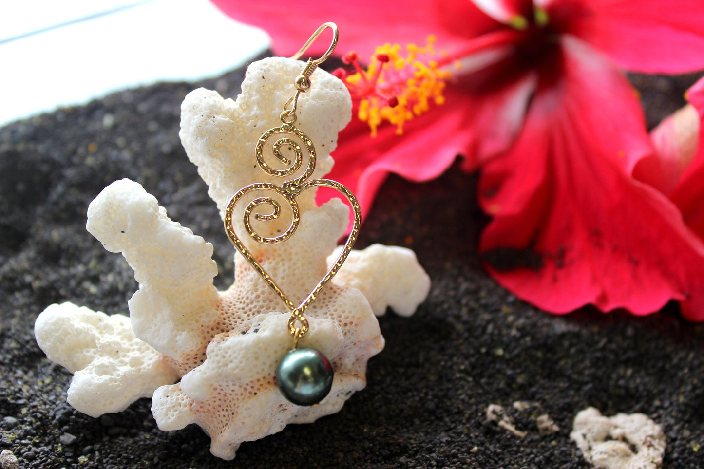 Oceans Wave Heart: Hamilton Gold Earring with  Shell Pearls