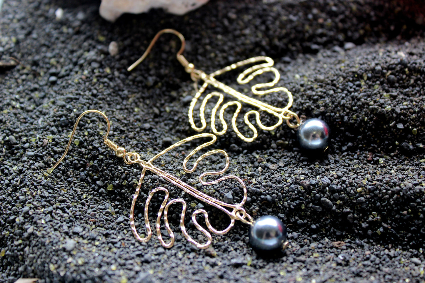 Monstera Wire: Hamilton Gold Earring with  Shell Pearls