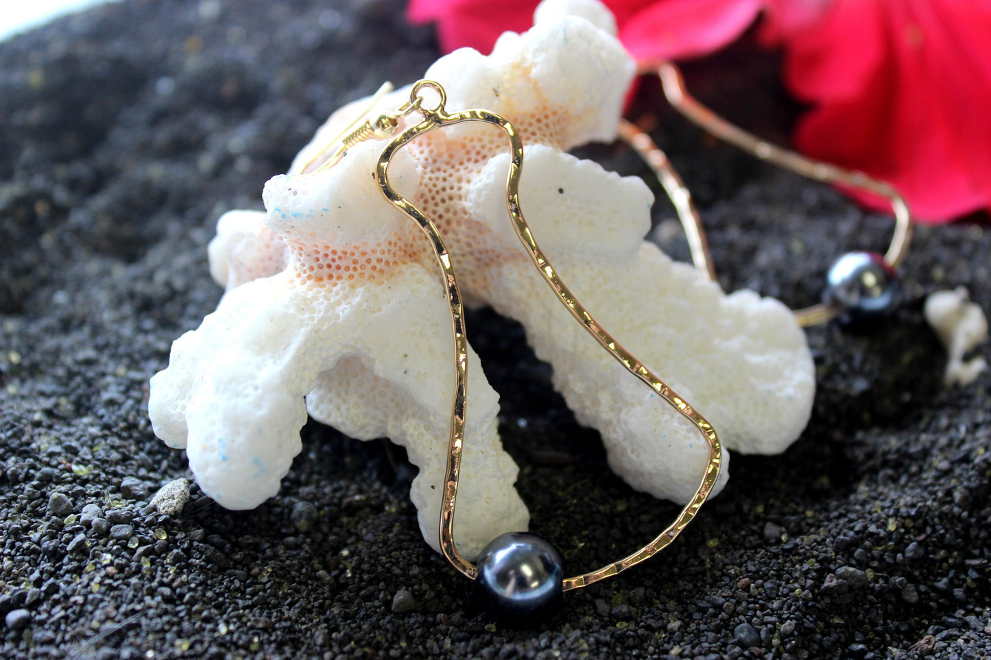 Hawaiian Poi Pounder: Hamilton Gold Earring with  Shell Pearls