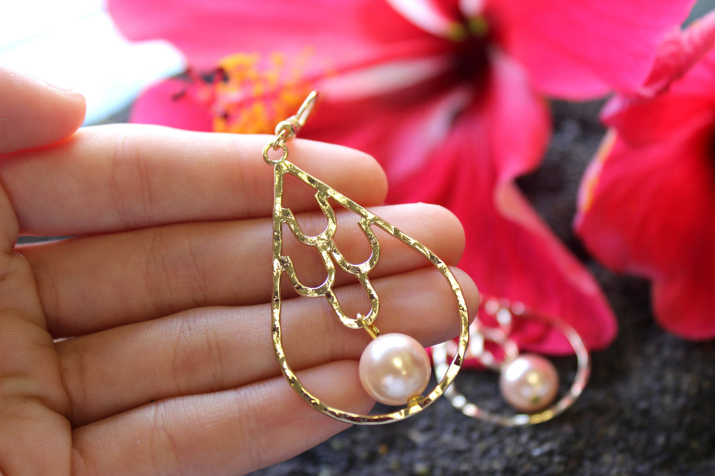 Mermaid Scales Teardrop : Hamilton Gold Earring with  Shell Pearls