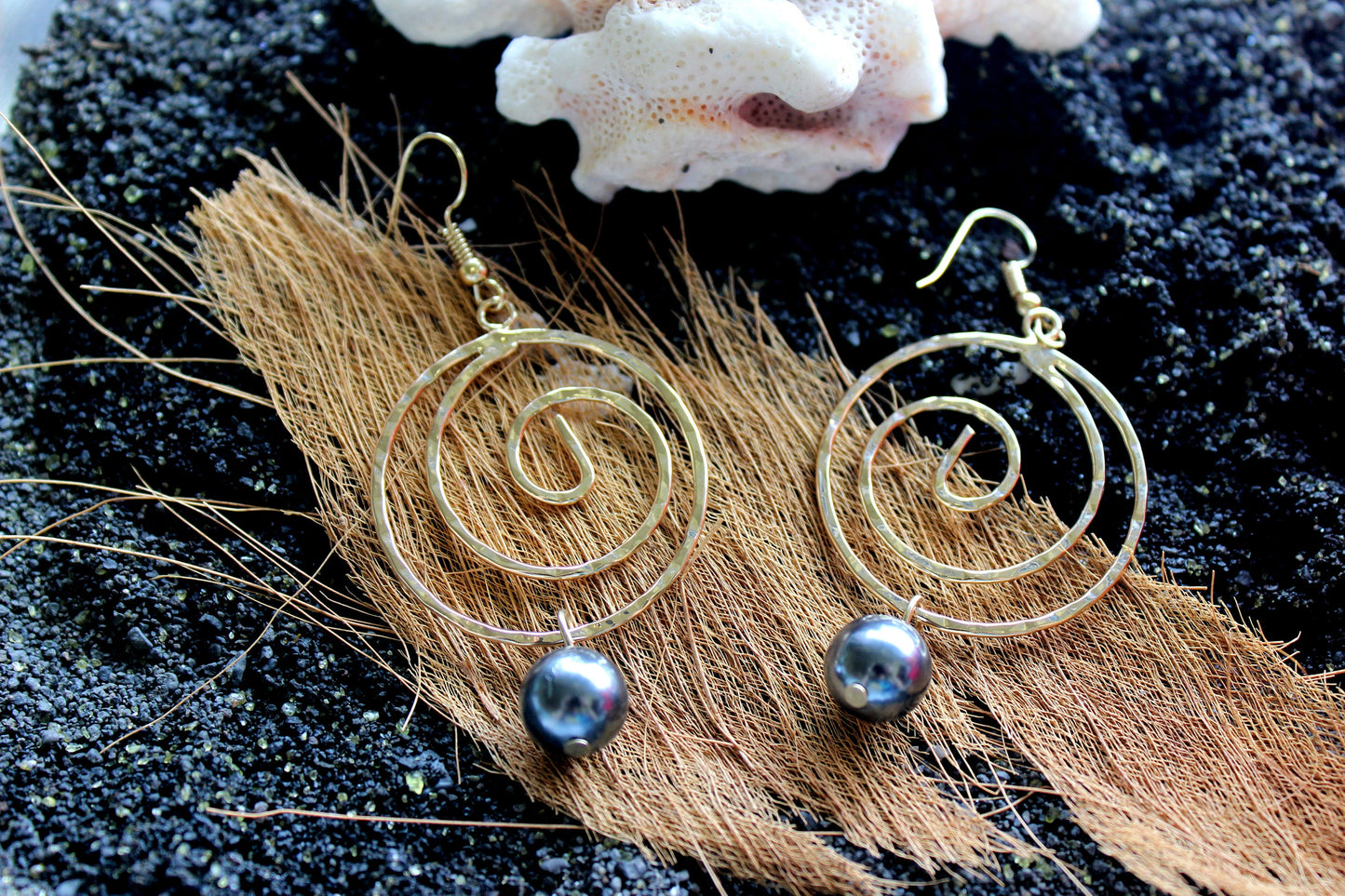 Piko Hoops: Hamilton Gold Earring with  Shell Pearls