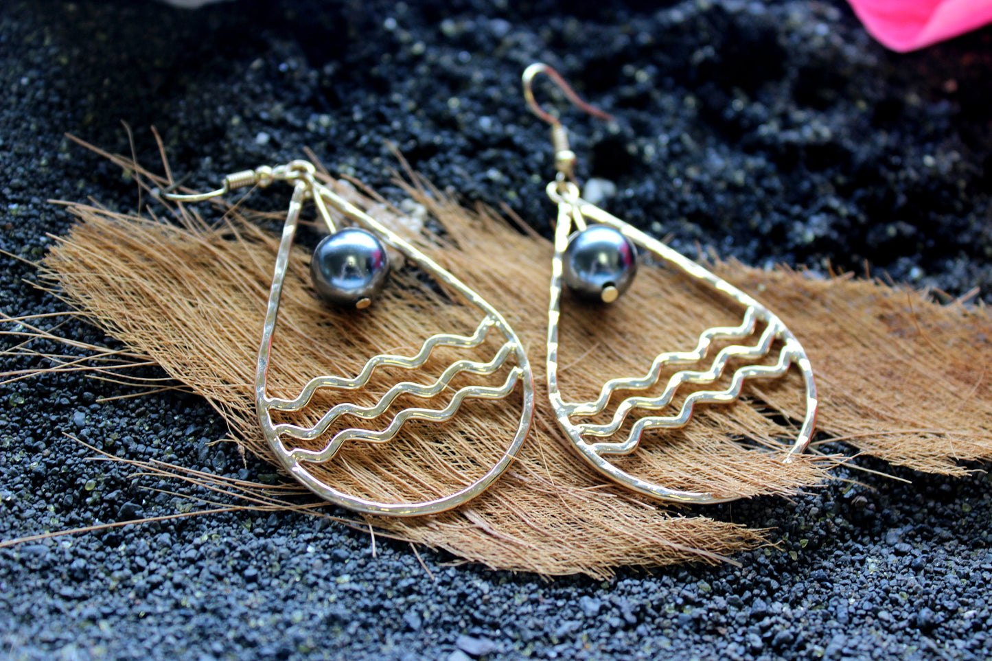 Teardrop Calm Ocean: Hamilton Gold Earring with  Shell Pearls