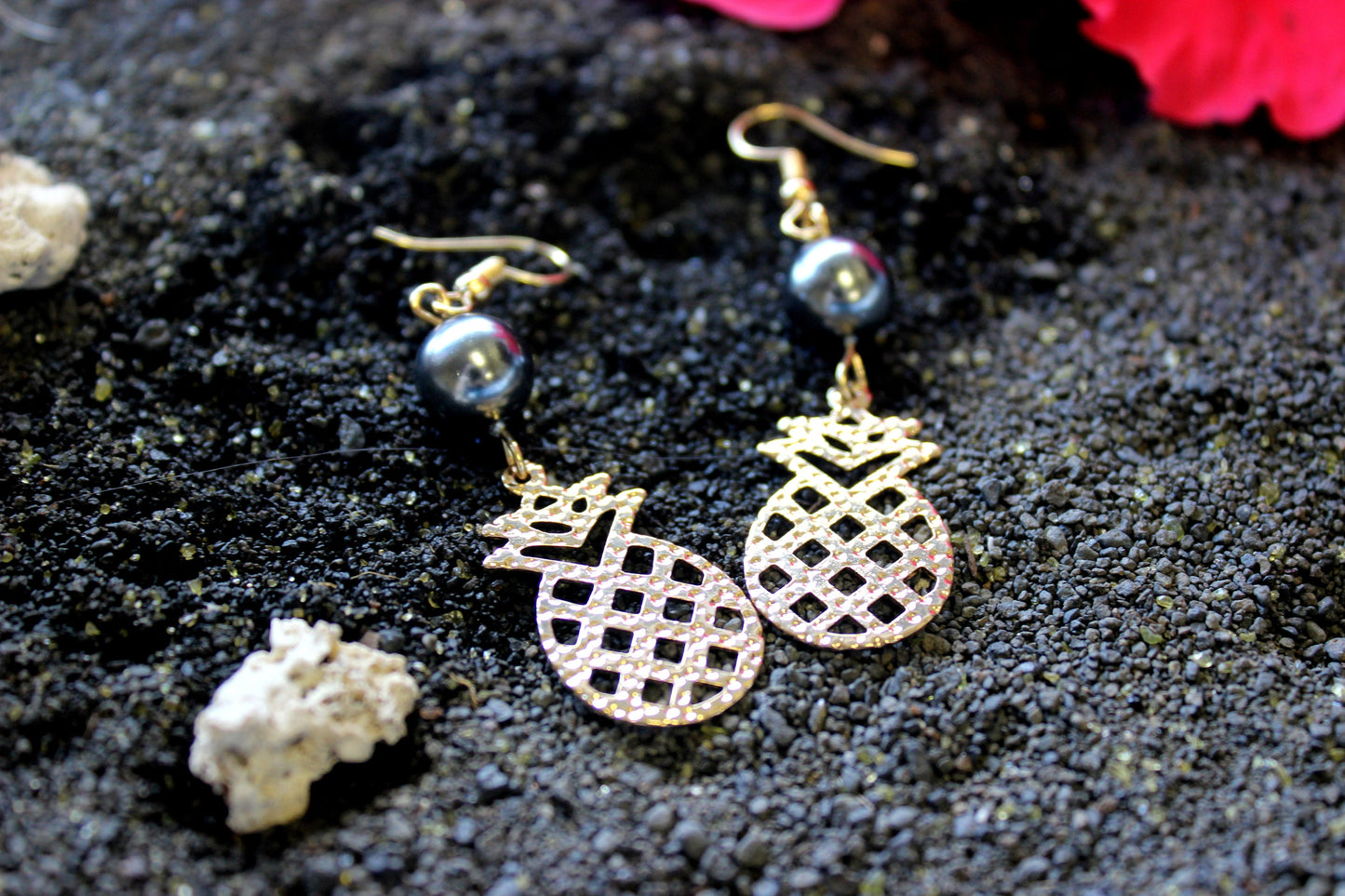 Small Pineapple: Hamilton Gold Earring with  Shell Pearls