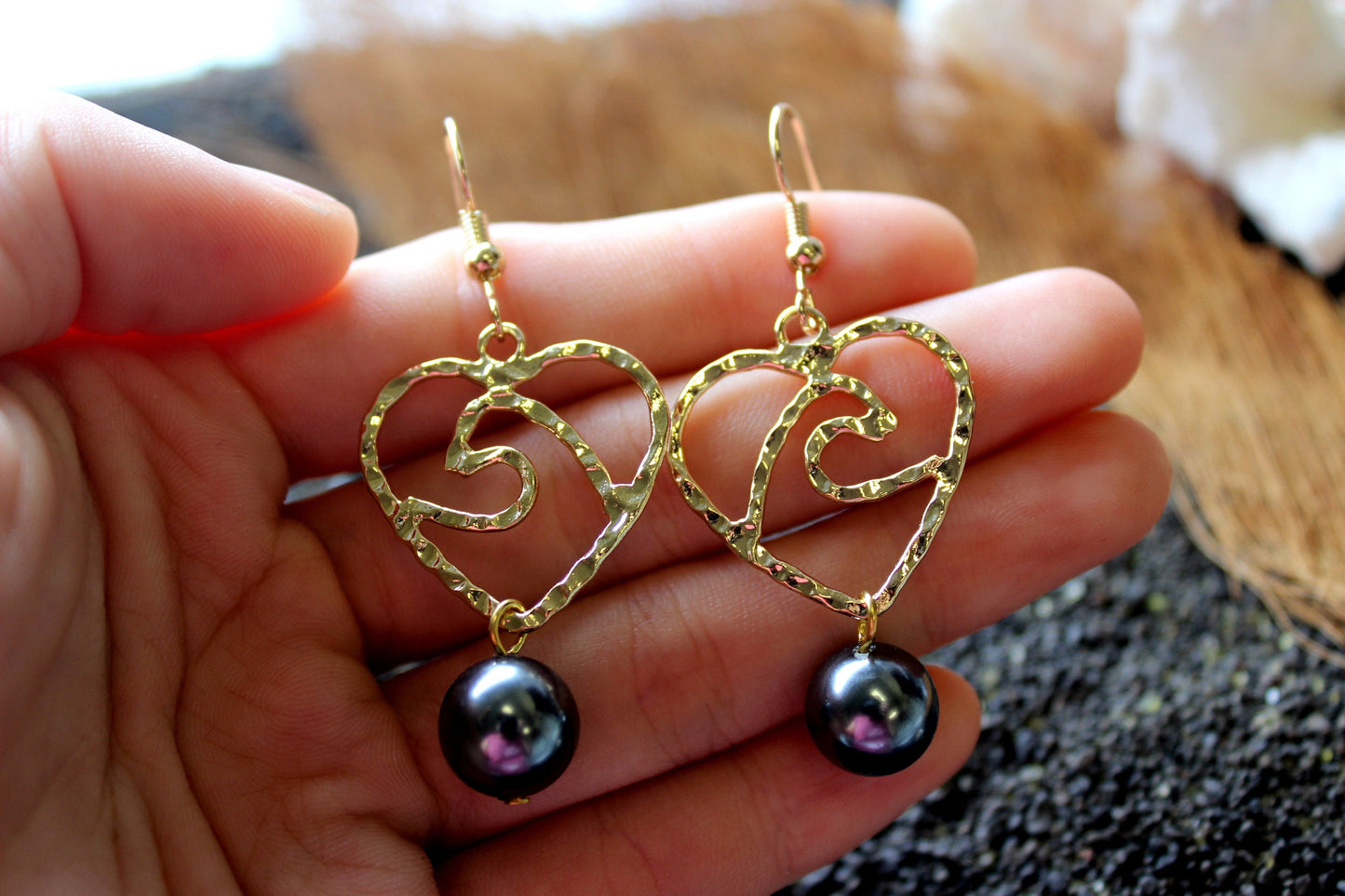 Heart Wave Small: Hamilton Gold Earring with  peacock black Shell Pearls