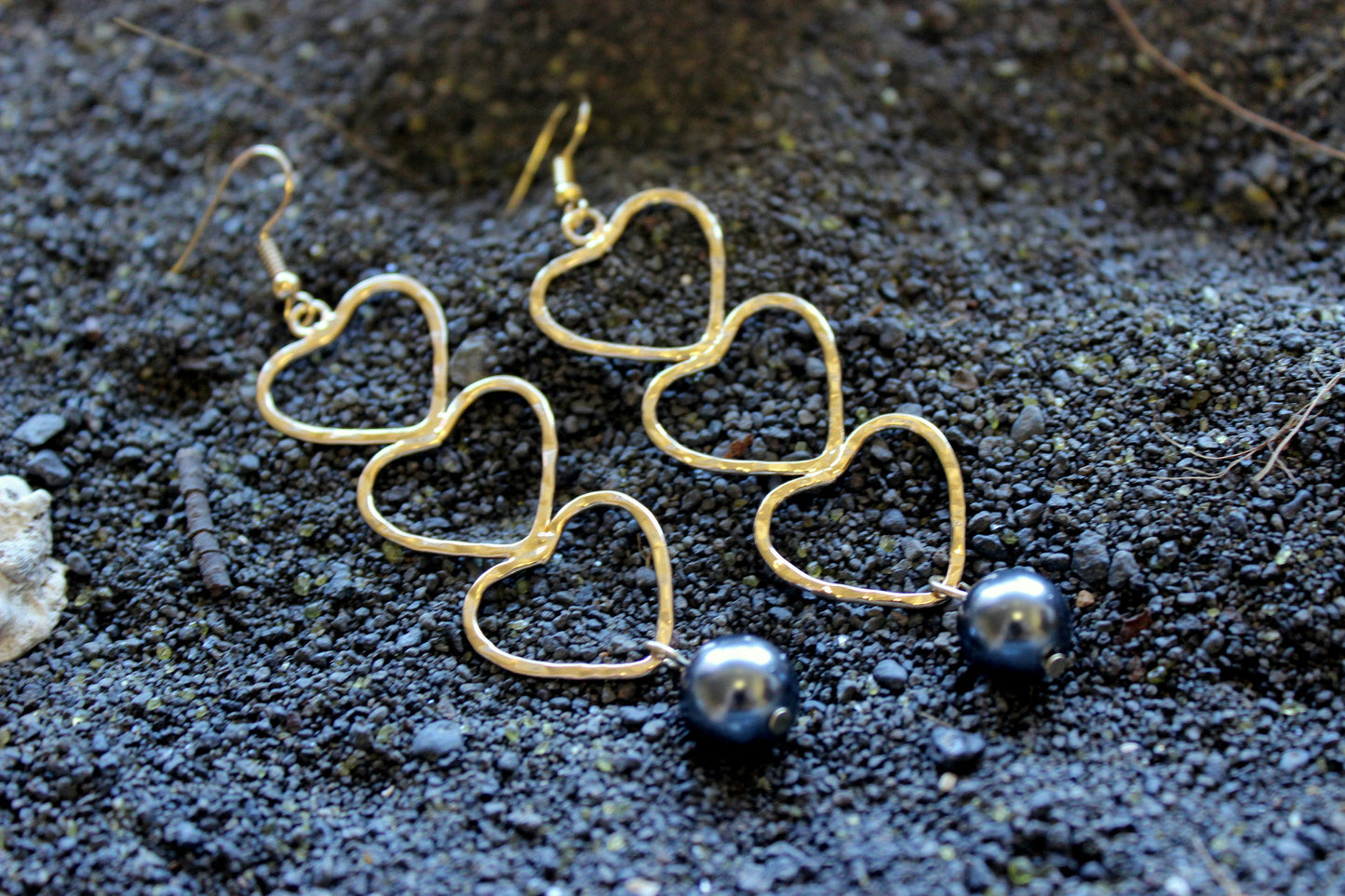 Ohana Three Hearts : Hamilton Gold Earring with  Shell Pearls