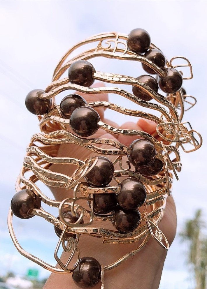 Wavy Bangle with Heart Wave Charm and Brown Shell Pearl