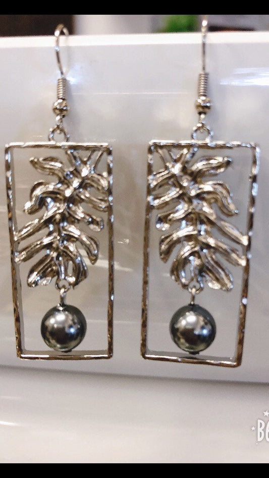 Hawaiian Ulu Tropical Leaf Design: Hamilton Silver Earring with  Shell Pearls