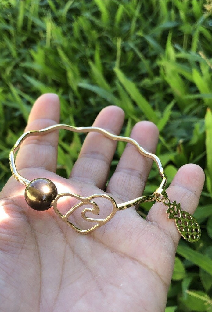 Heart Wave Wavy Bangle with Pineapple Charm and Chocolate Shell Pearl