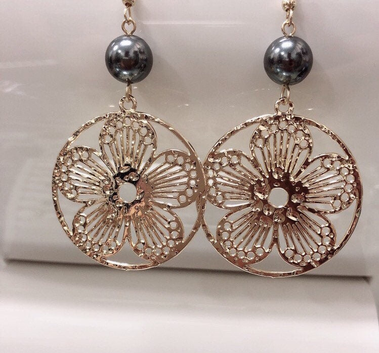 Circle Tropical Flower Pattern: Hamilton Gold Earring with  Shell Pearls