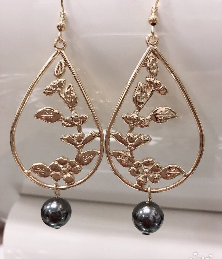 Tropical Flower Teardrop : Hamilton Gold Earring with  Shell Pearls