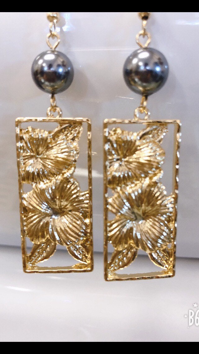 Hawaiian Hibiscus : Hamilton Gold Earring with  Shell Pearls