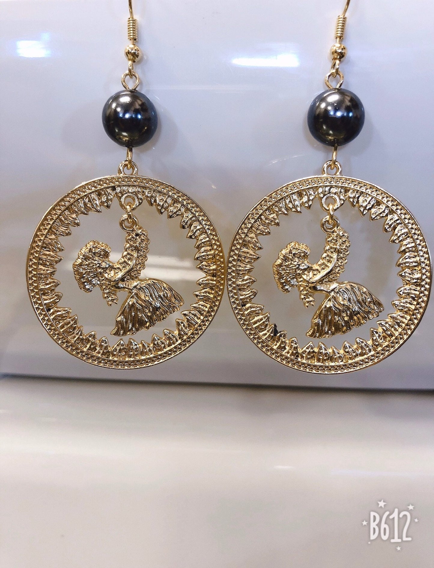 Hawaii Hula Dancing Girl earrings: Hamilton Gold Earring with  Shell Pearls