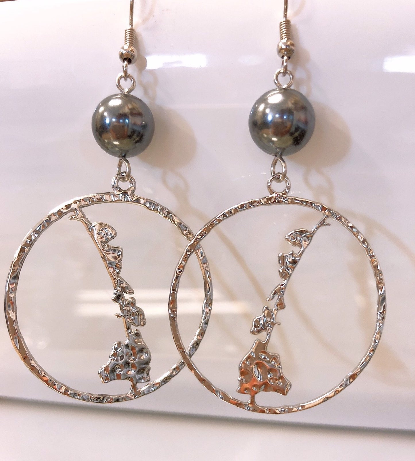 Hawaiian State Island Circle Design Earrings: Hamilton Silver Earring with Shell Pearls