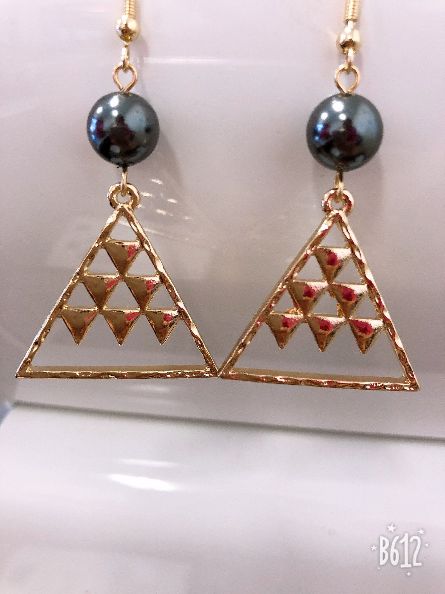 Mauna Kea Triangle : Hamilton Gold Earring with  Shell Pearls New color pearl