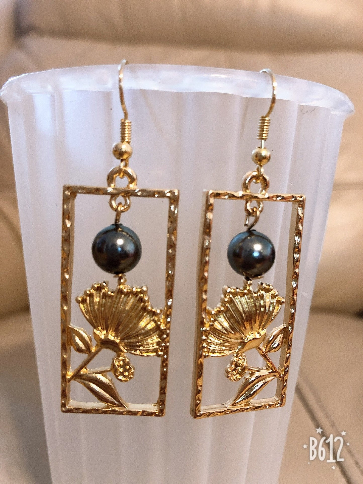 Lehua Tropical Flowers: Hamilton Gold Earring with  Shell Pearls