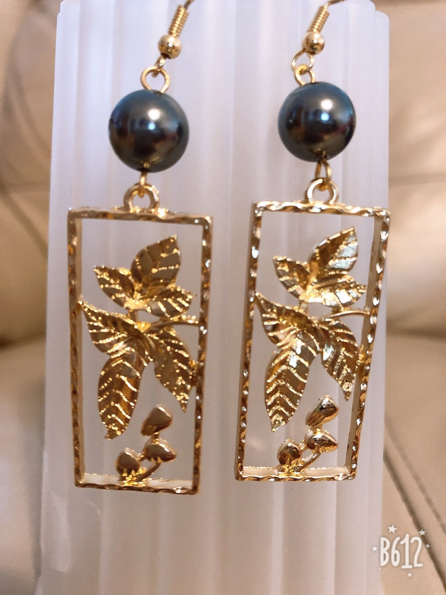 Kukui Tropical Flowers: Hamilton Gold Earring with  Shell Pearls