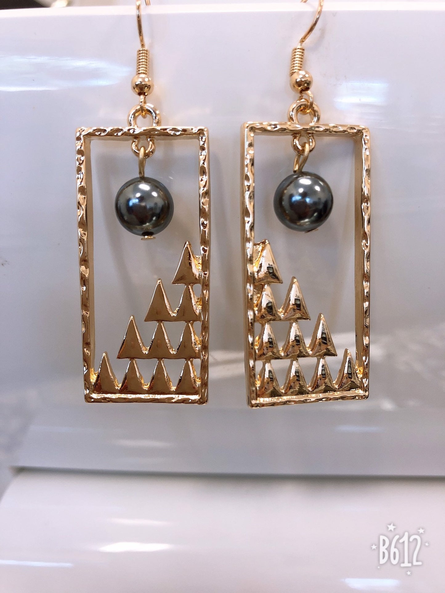 Mauna Kea Rectangle : Hamilton Gold Earring with  Shell Pearls