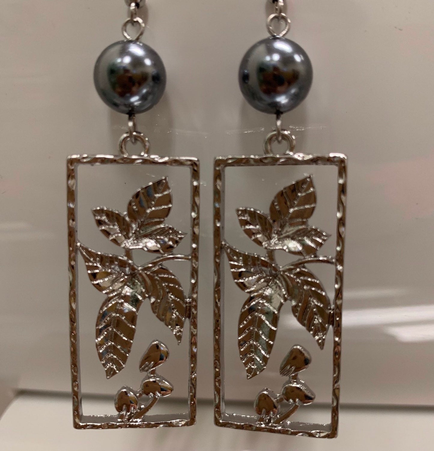 Kukui Tropical Flowers: Hamilton Silver Earring with  Shell Pearls