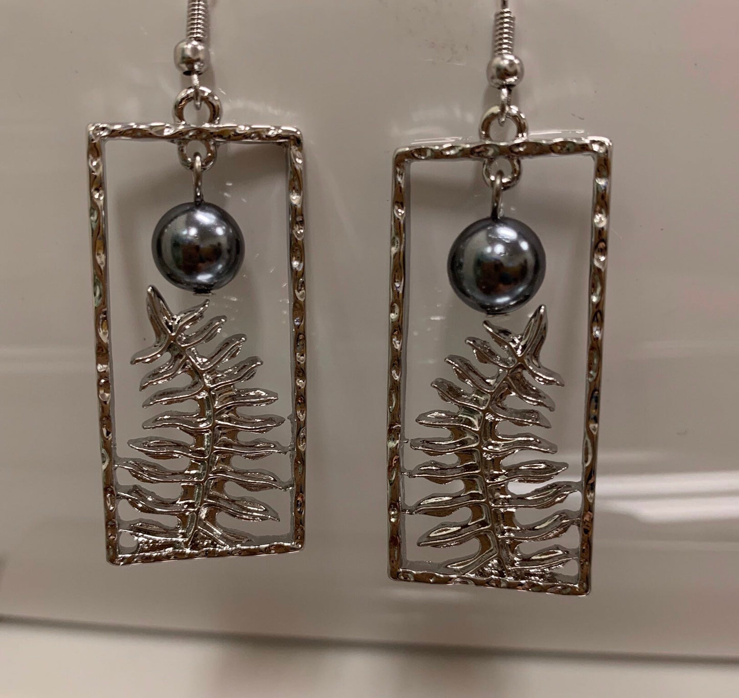 Tropical Fern Leaf: Hamilton Silver Hapu'u Leaf Earring with Shell Pearls