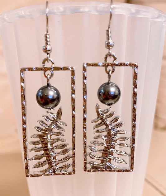 Tropical Fern Leaf: Hamilton Silver Hapu'u Leaf Earring with Shell Pearls