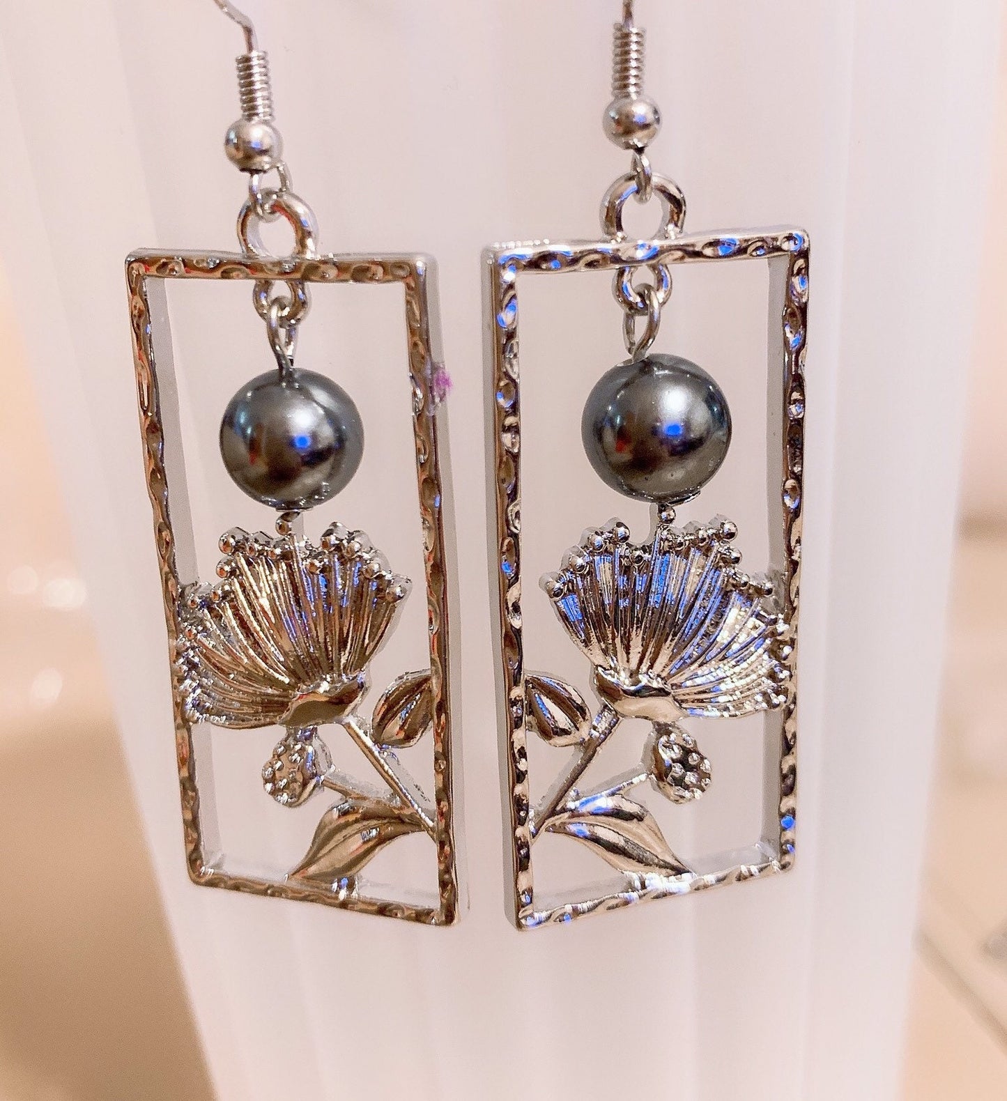 Lehua Tropical Flowers: Hamilton Silver Earring with  Shell Pearls