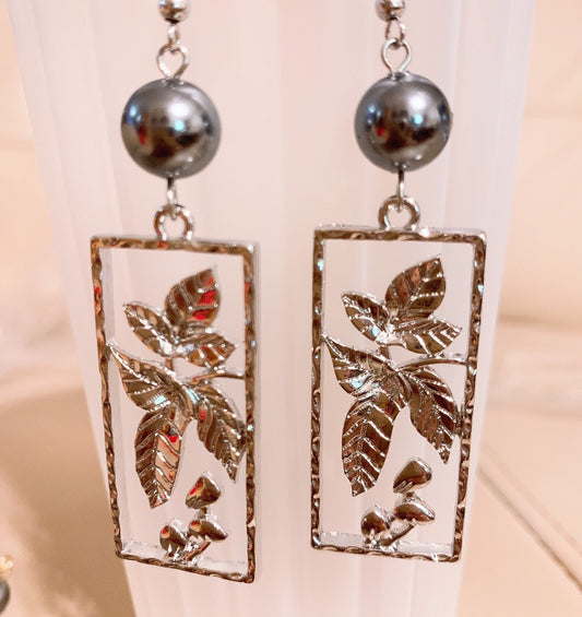 Kukui Tropical Flowers: Hamilton Silver Earring with  Shell Pearls