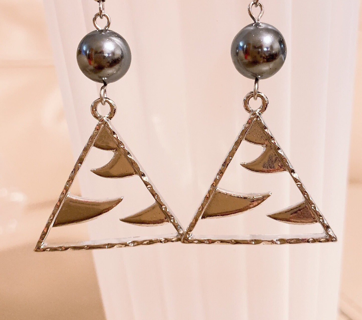 Ahu Ula (Hawaiian Feather Cloak Design) : Hamilton Silver Earring with  Shell Pearls