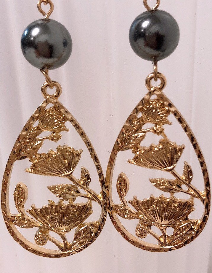 Lehua Tropical Flowers Teardrop : Hamilton Gold Earring with  Shell Pearls