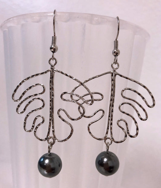 Monstera Wire: Hamilton Silver Earring with  Shell Pearls