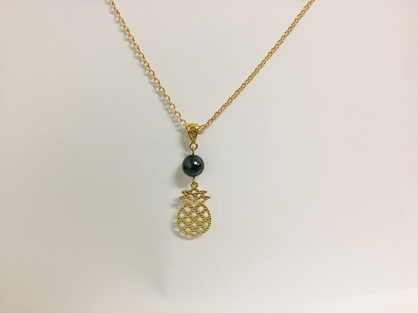 Small Pineapple : Hamilton Gold Necklace with Shell Pearls