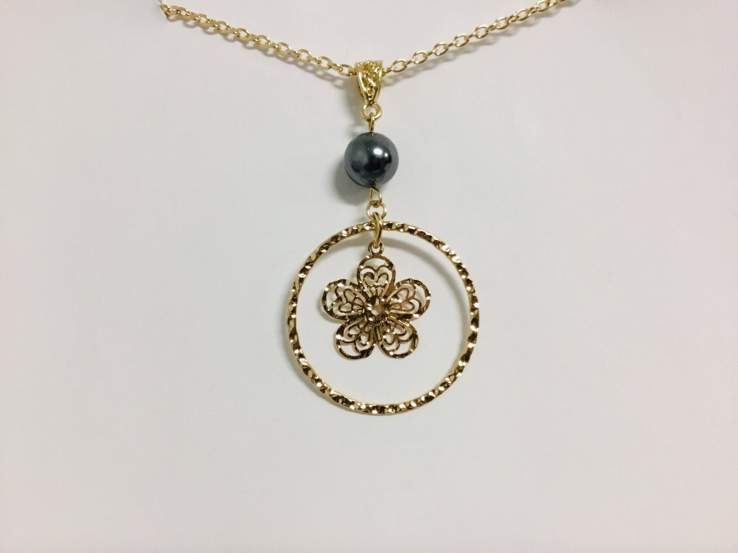 Hoop Tropical Flower : Hamilton Gold Necklace with Shell Pearls