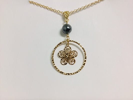 Hoop Tropical Flower : Hamilton Gold Necklace with Shell Pearls