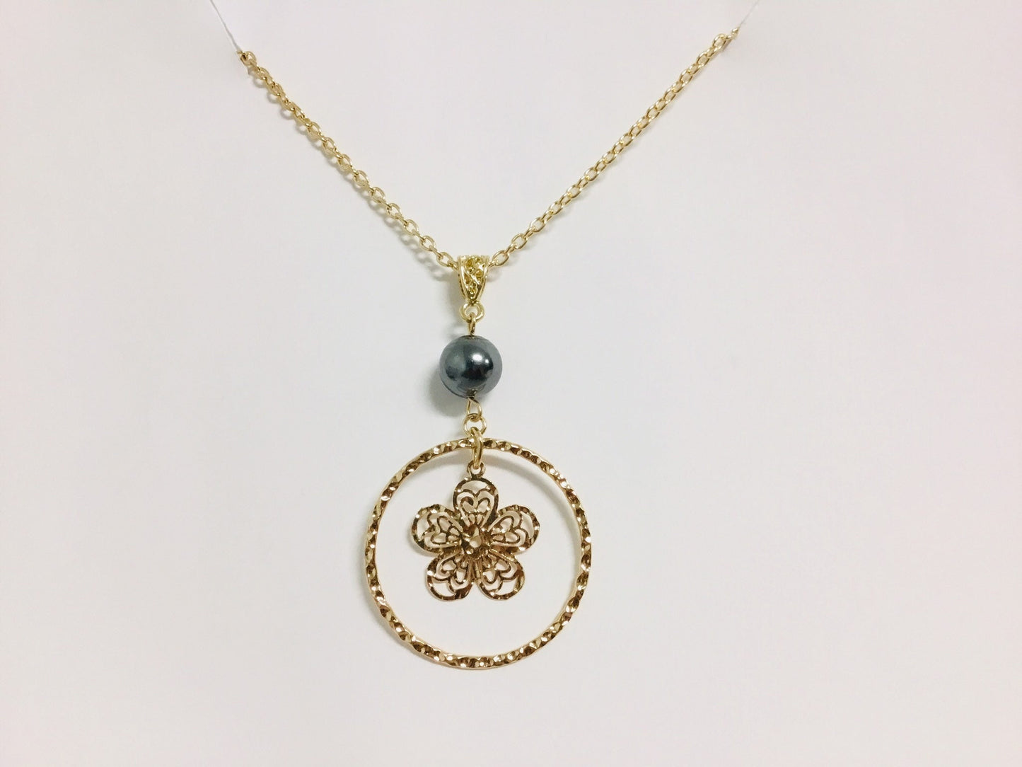 Hoop Tropical Flower : Hamilton Gold Necklace with Shell Pearls