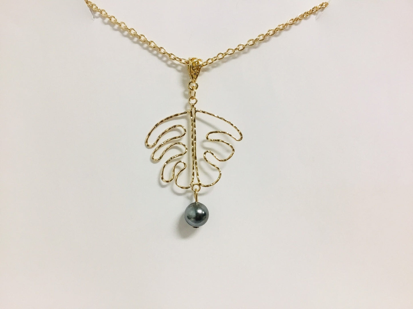 Monstera Wire : Hamilton Gold Necklace with Shell Pearls