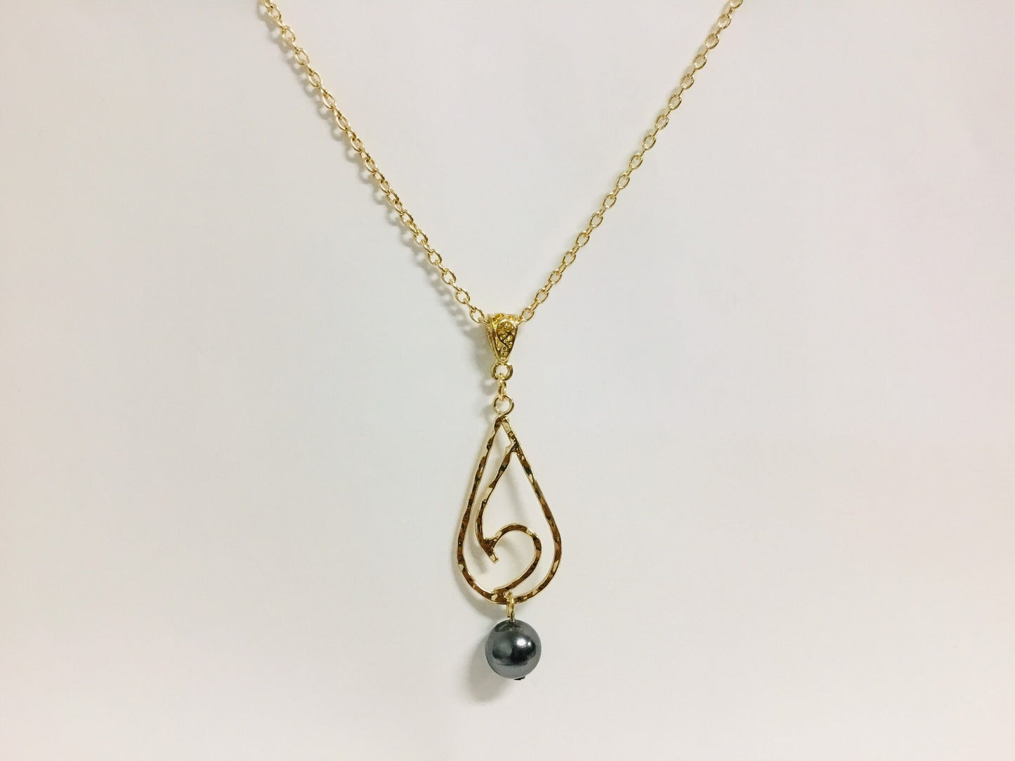 Teardrop Wave : Hamilton Gold Necklace with Shell Pearls