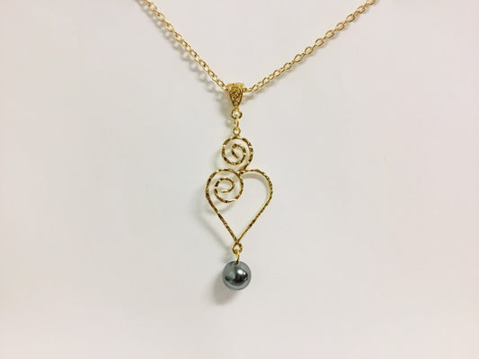 Oceans Wave Heart : Hamilton Gold Necklace with Shell Pearls