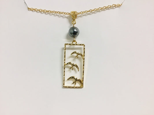 Iwa Birds : Hamilton Gold Necklace with Shell Pearls