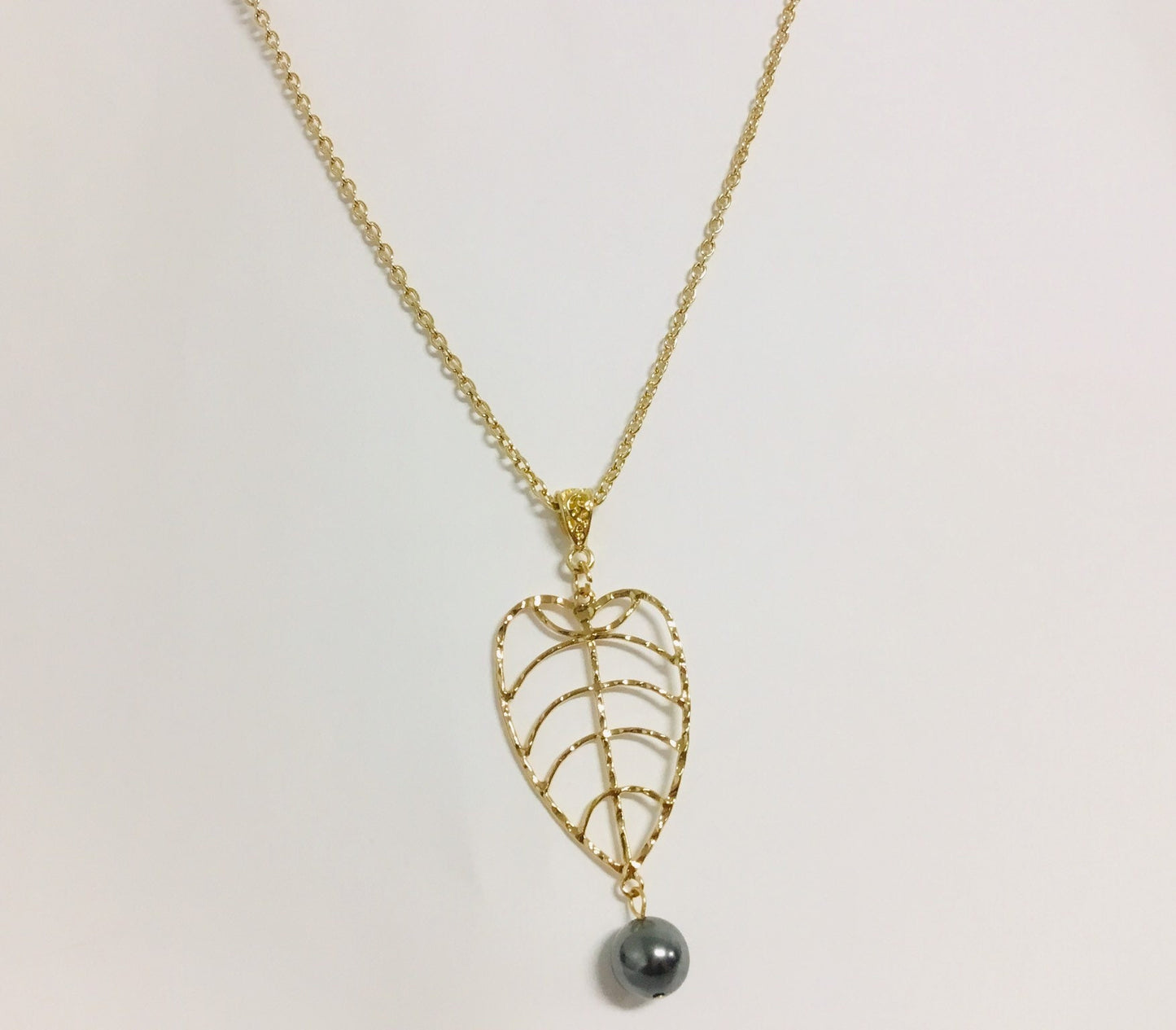 Taro Leaf : Hamilton Gold Necklace with Shell Pearls