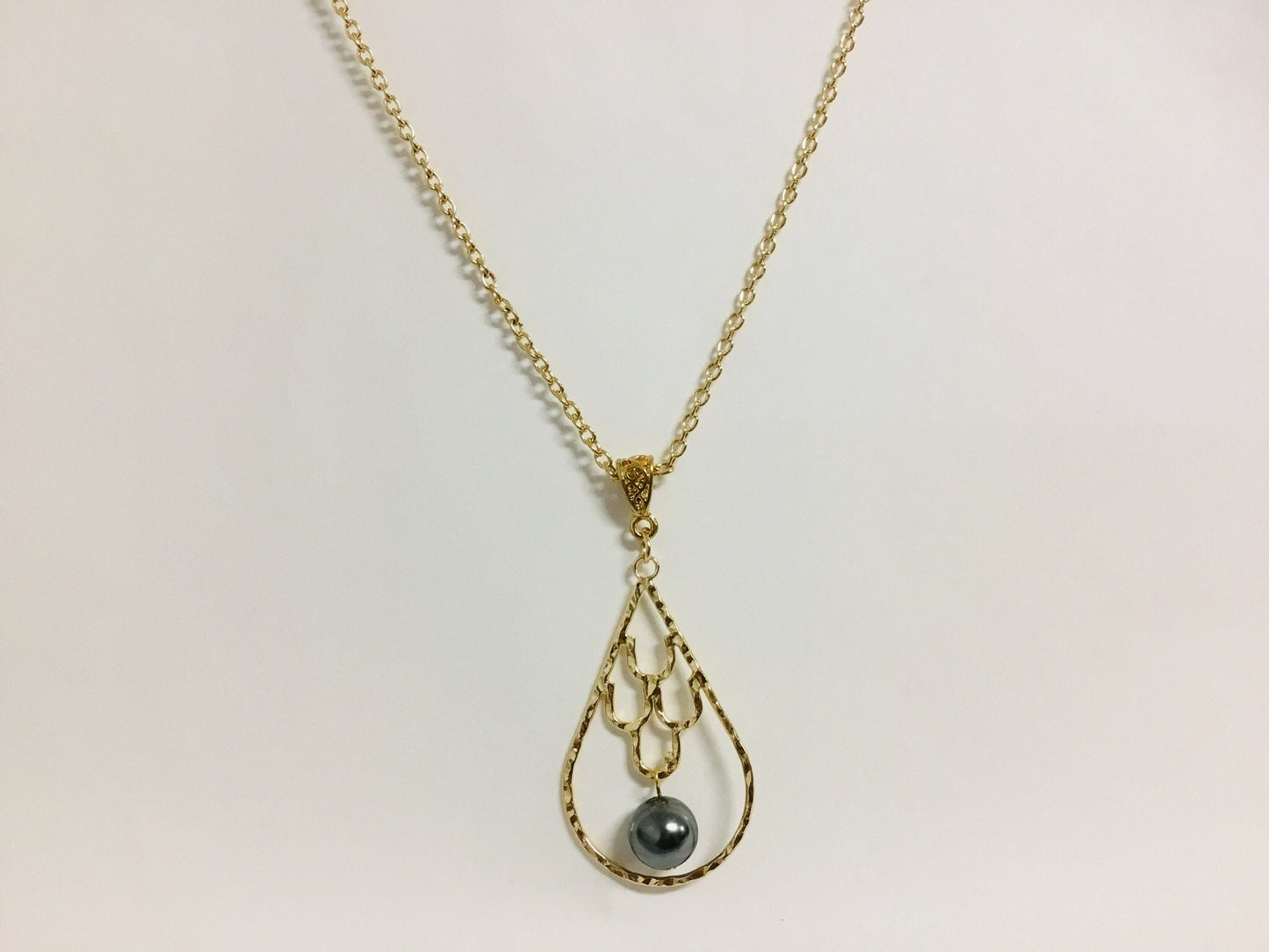 Mermaid Scales Teardrop : Hamilton Gold Necklace with Shell Pearls