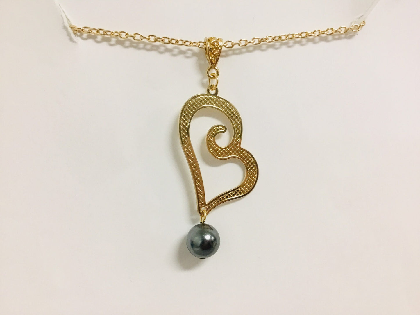 Swirly Heart : Hamilton Gold Necklace with Shell Pearls