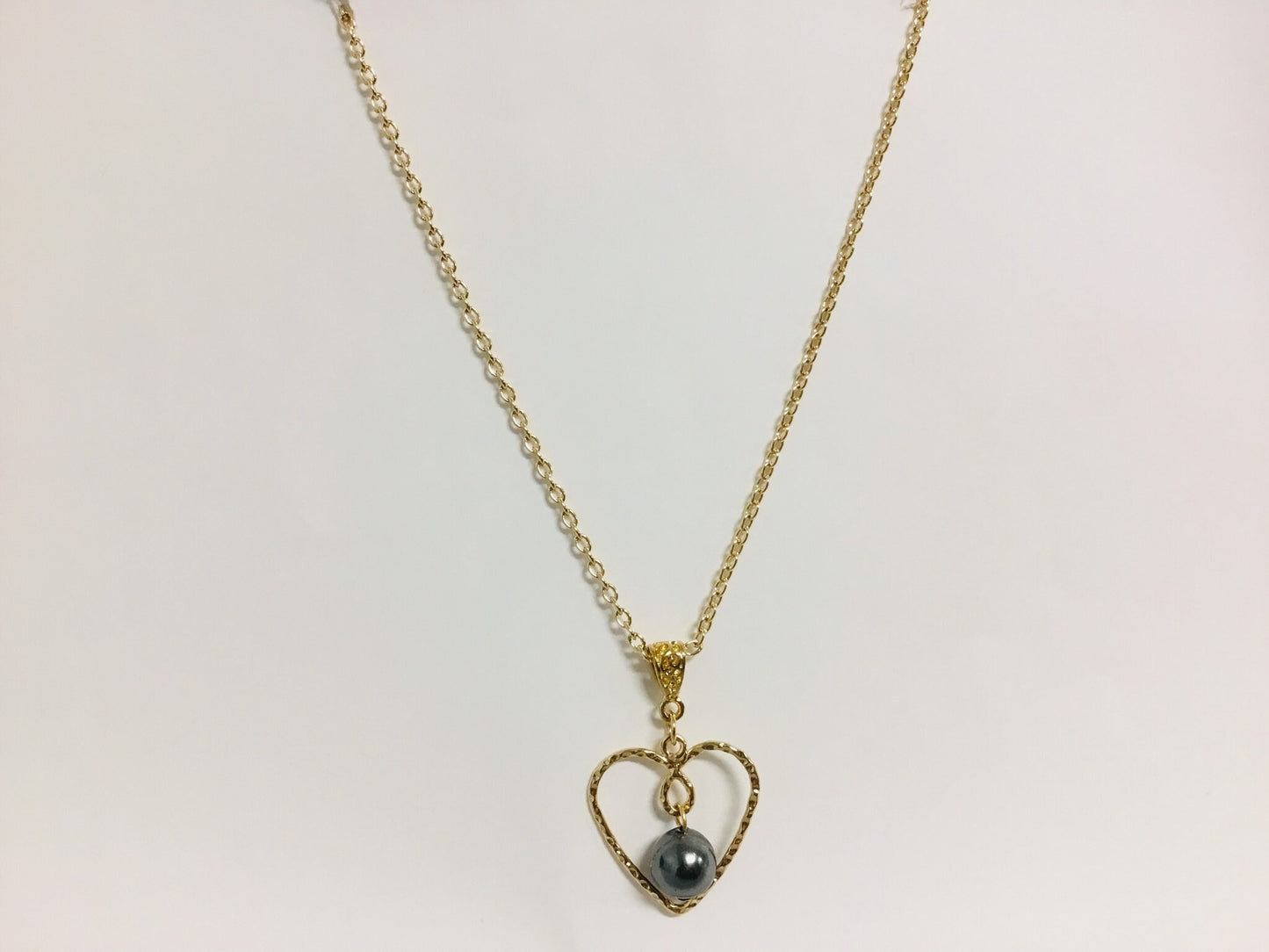 Golden Loop Heart : Hamilton Gold Necklace with Shell Pearls