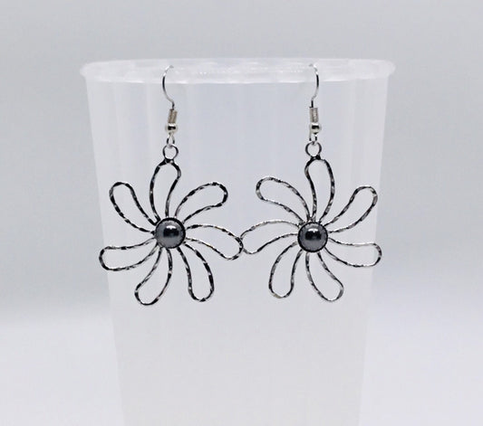 Tropical Tiare Flower Earring : Hamilton Silver Earring with Black Shell Pearls