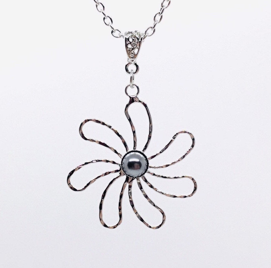 Tropical Tiare Flower : Hamilton Silver Necklace with Black Shell Pearls