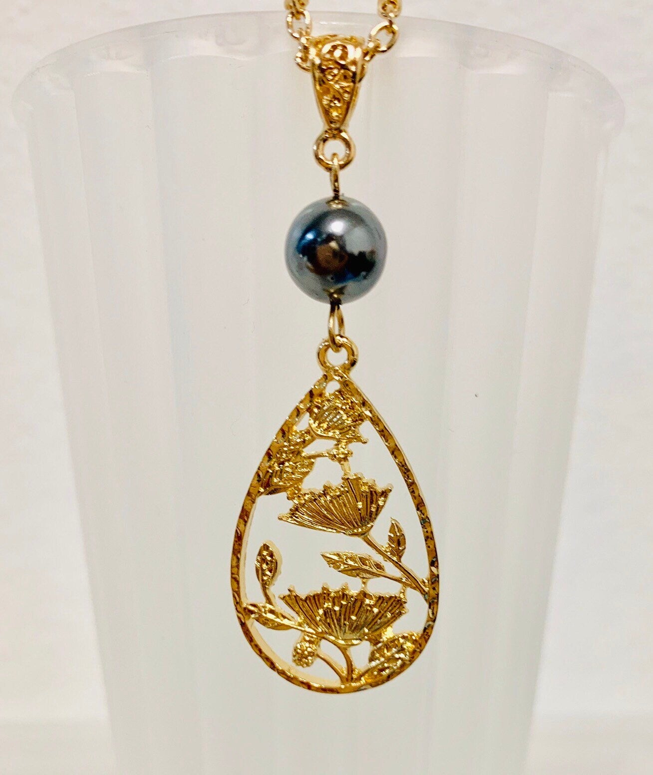 Lehua Tropical Flowers Teardrop: Hamilton Gold Necklace with  Shell Pearls