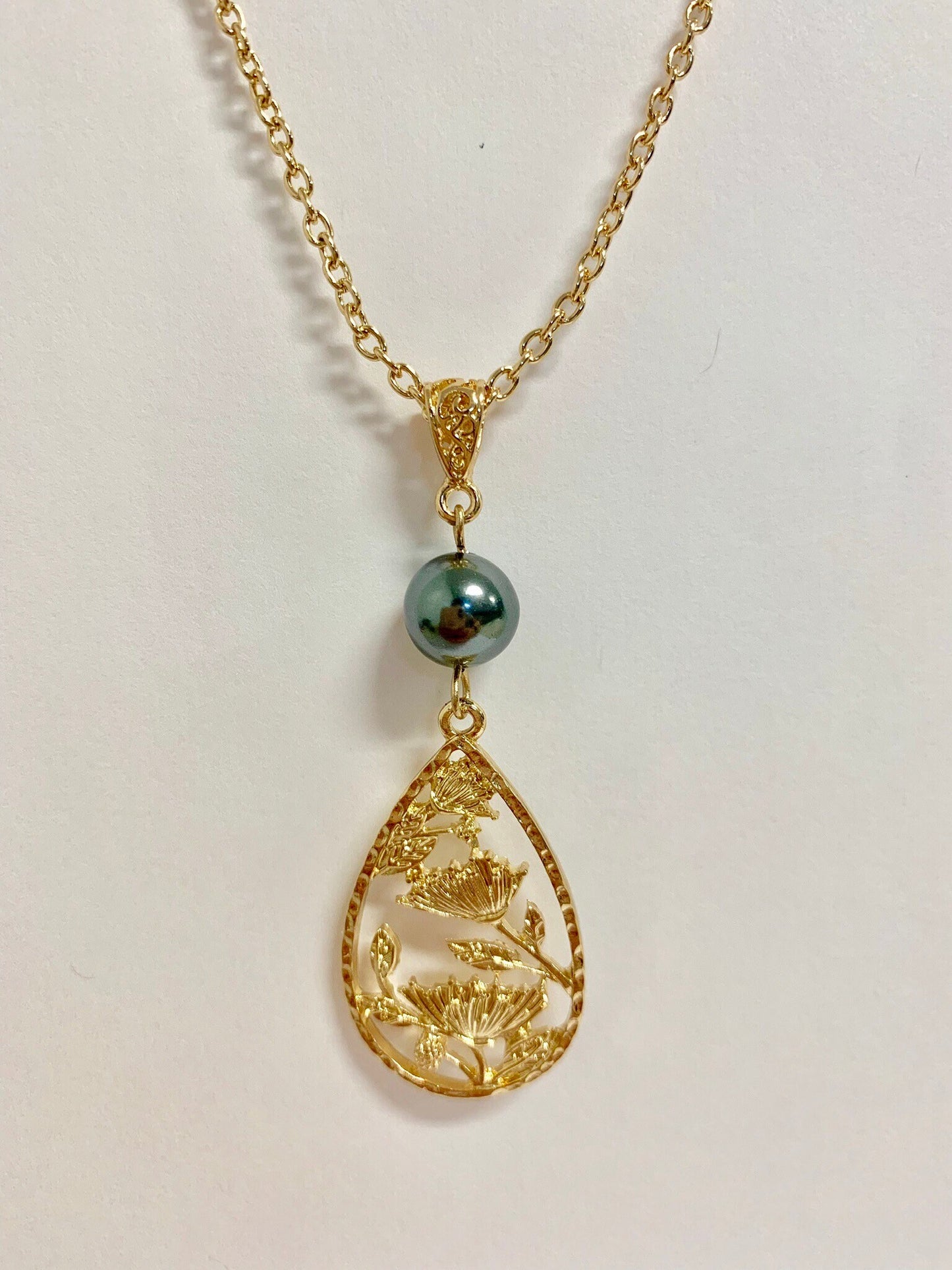 Lehua Tropical Flowers Teardrop: Hamilton Gold Necklace with  Shell Pearls